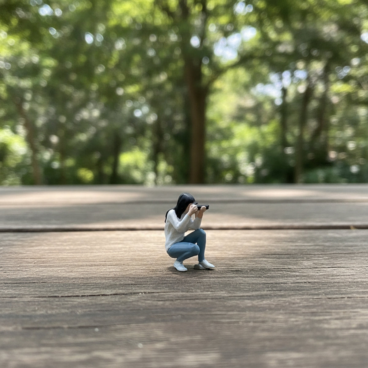 1/64 Miniature Girl with Camera Mini Crouching Girl Figurine Desktop Figurines for Dioramas, Tabletop Photography