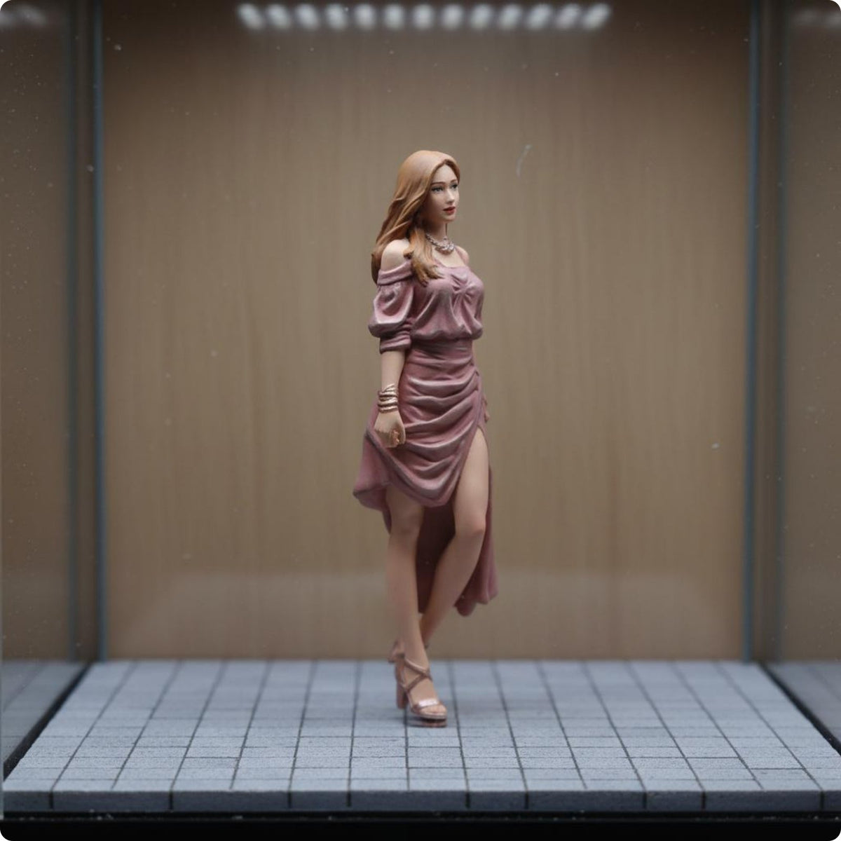 1/24 Walking Girl Figurine High Detail Resin Miniature Figurine