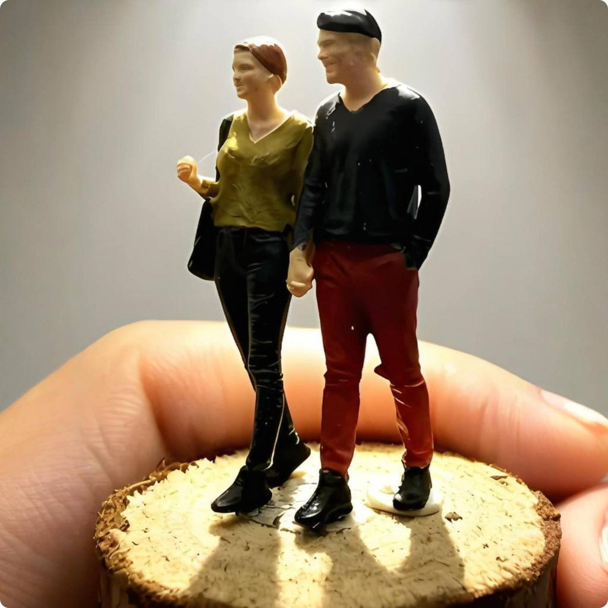 1:64 Miniature Couple Figurine Freestanding Resin Couple Statue Gift Idea Mini Resin Figurines for Desk