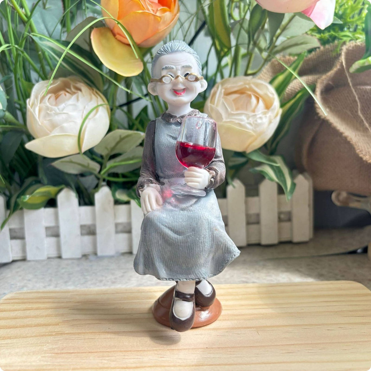 2 Pieces Elderly Couple Statue Romantic Charm Old Couple Figurine Compact Size