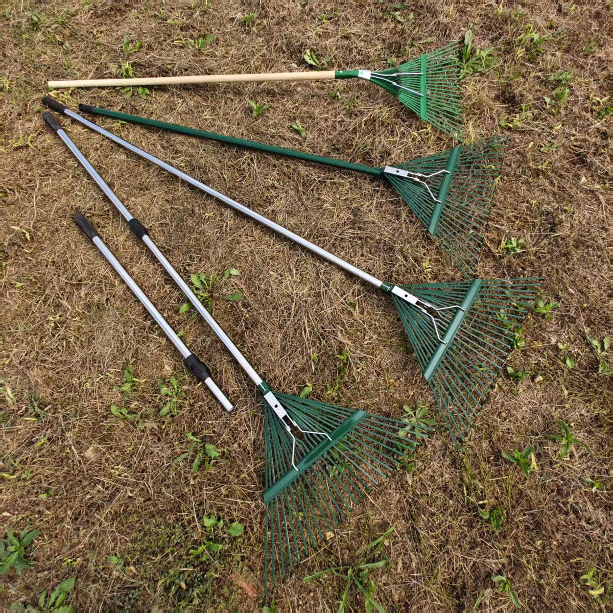 Household Leaf Lawn Rake, 24-Tooth Flat Steel Wire Rake, Telescopic Stainless Steel Garden Rake for Sweeping Grass