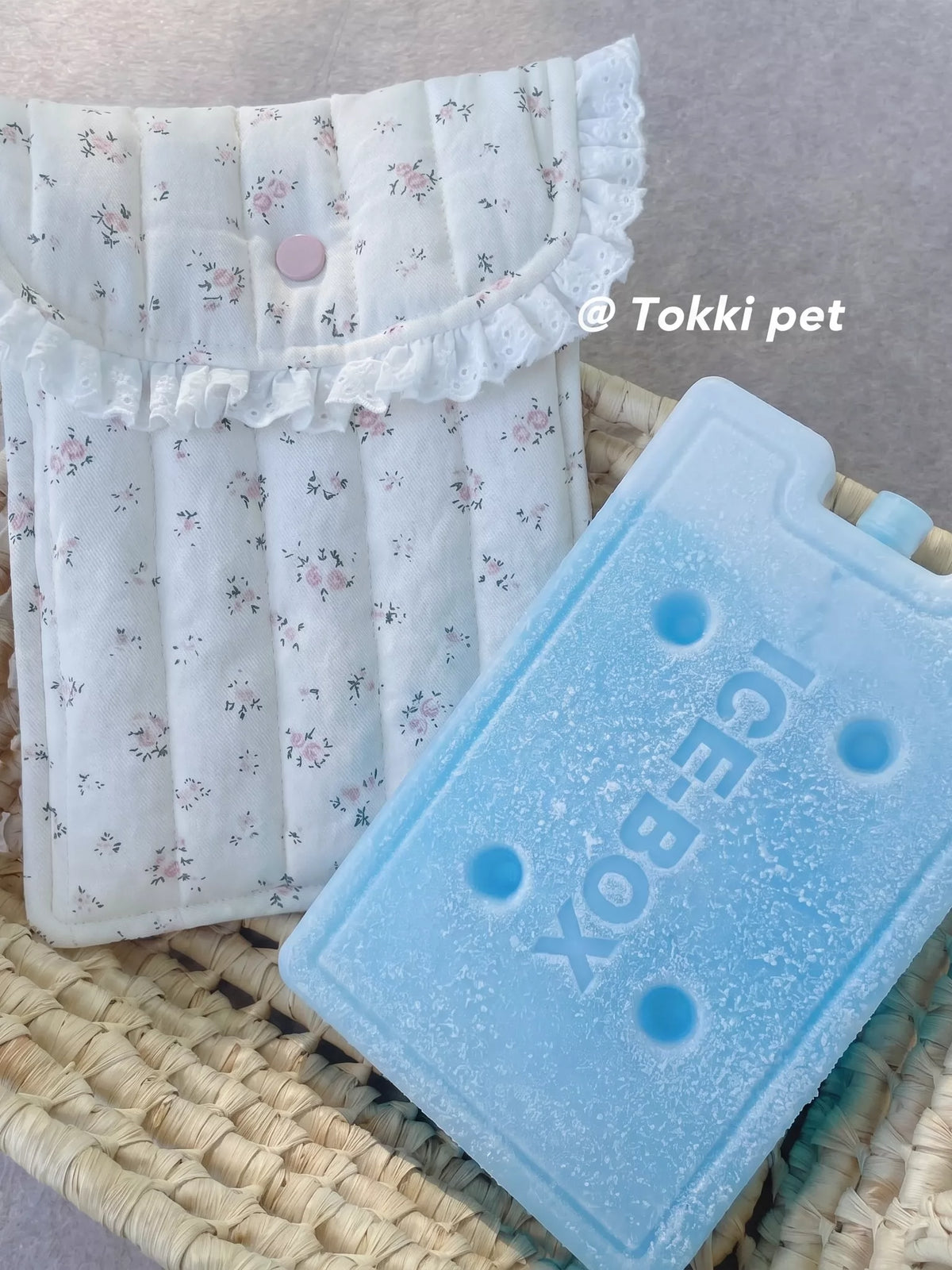 Pet Cooling Pad with Ice Pack for Cats and Dogs, Reusable Outdoor Travel Mat for Strollers and Carriers, Heatstroke Prevention
