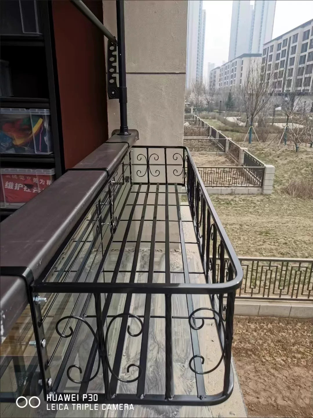 Outdoor Iron Balcony Railing Planter Rack Wall-Mounted Window Plant Shelf