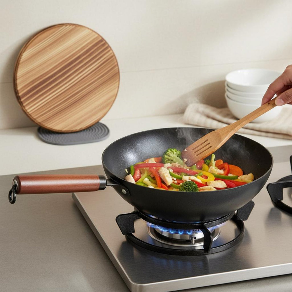 Uncoated Iron Pan Long-Lasting Traditional Iron Wok Hand Crafted Cooking Pan Works on All Stovetops 24cm Small Wok Anti-Scald