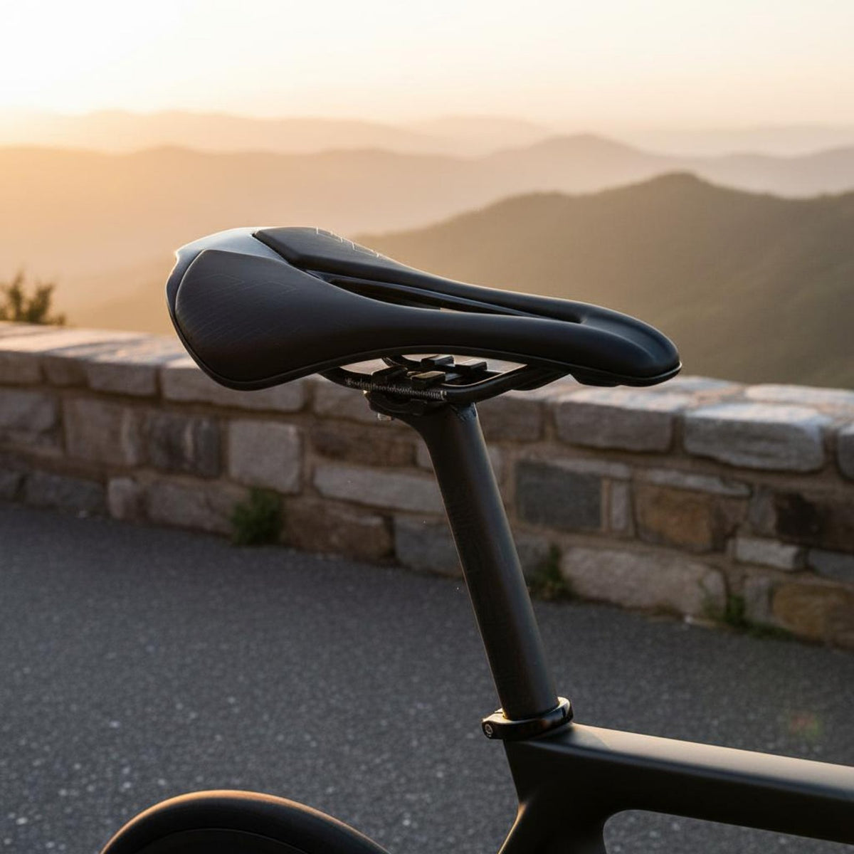 Leather Surface 3D Printed Carbon Fiber Saddle Hollow Cutout Ultralight Cycle Saddle Ergonomic Ultralight Cycle Seat Comfortable for Road Cycling, Mountain Biking