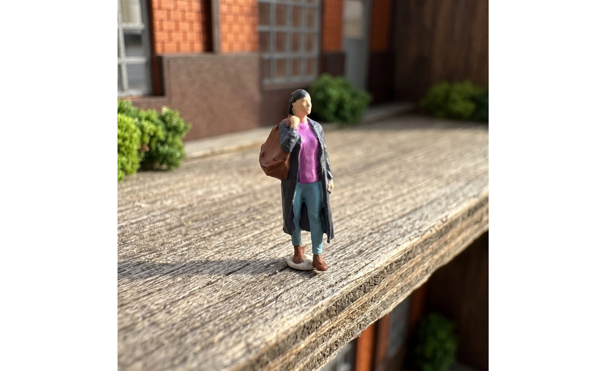 1/64 Scale Woman in Trench Coat Resin Miniature Woman Collectible Miniature Figure with Coat for Collectors