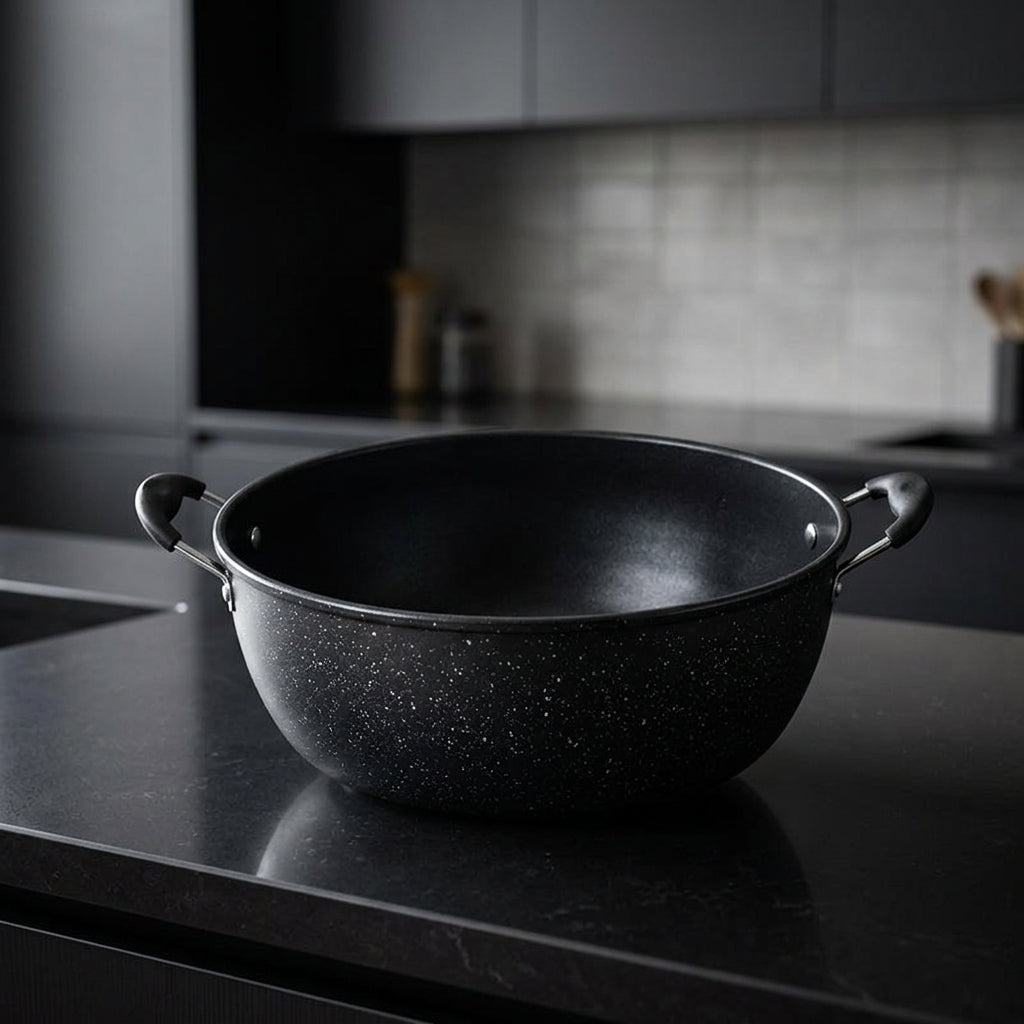 Induction Hob Cast Iron Soup Pot with Lid for Home Cooking, Multi-purpose 3.1L Stew Pot with Plastic Handles, Budget Ramen Pot, Thickened Bottom