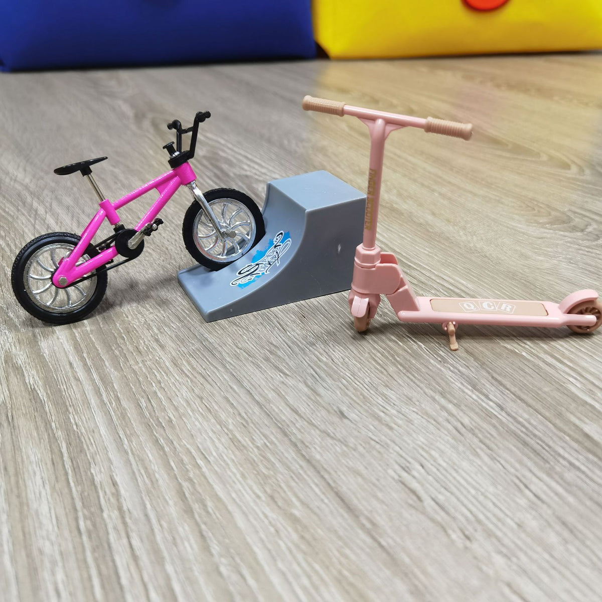 Pink / Dhh-7 Gray Scene