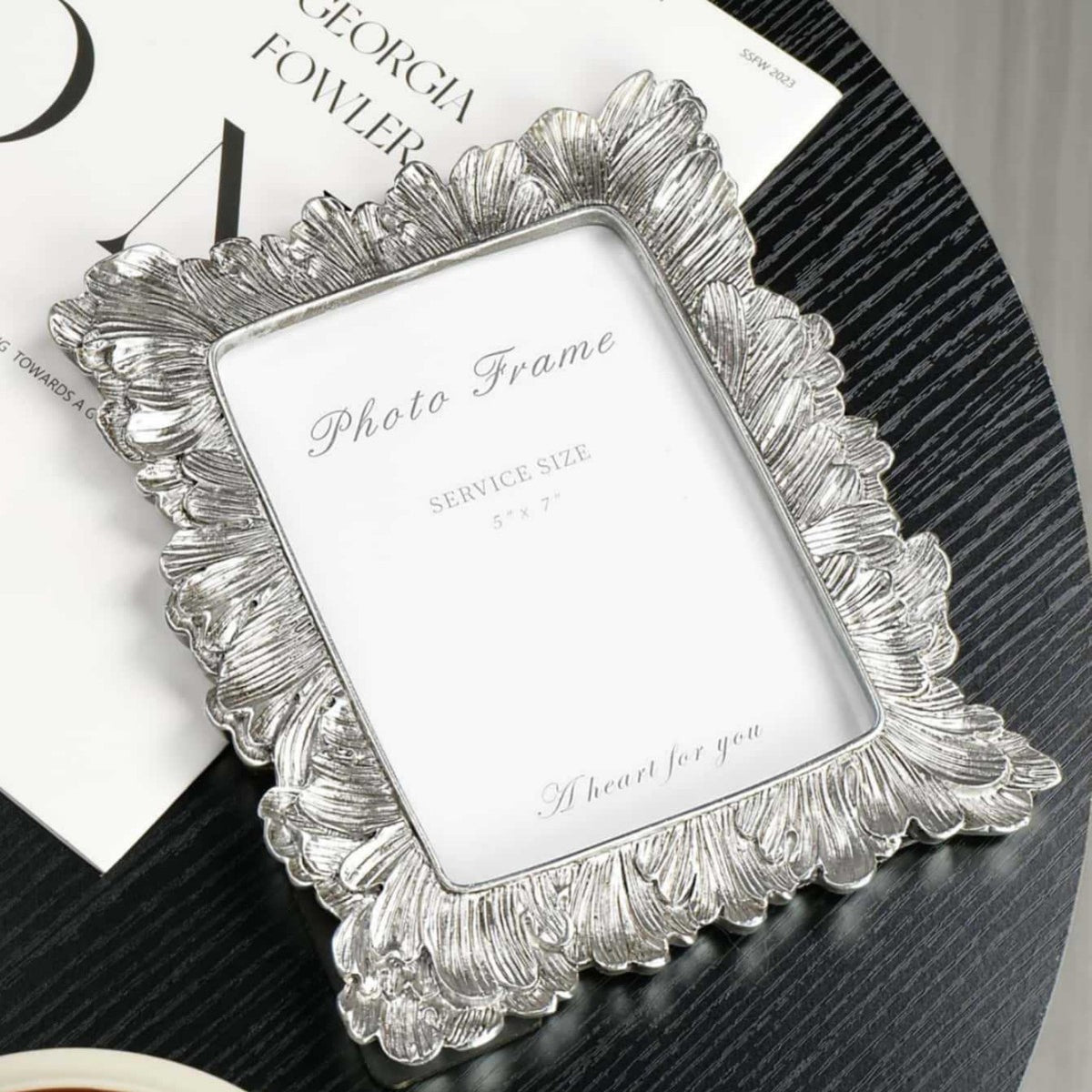Resin Photo Frame with Leaf Design in Modern Minimalist Style