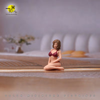 1/64 Kneeling Swimsuit Girl Miniature Scene Hand-Painted Resin Figure