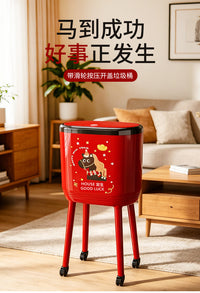 红色卡通马年垃圾桶家用带轮创意翻盖式客厅卧室收纳桶可爱轻奢款