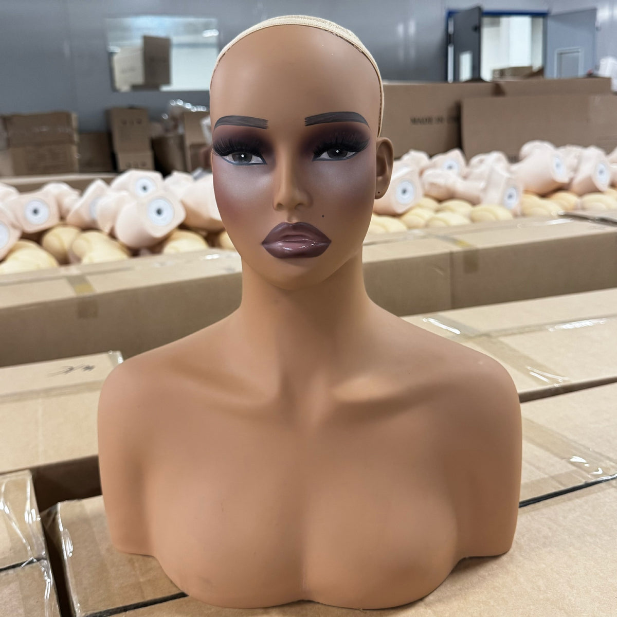 European and American Simulation Mannequin Head for Wig Photo Display, Double Shoulder Black Mannequin Head PVC Needle Model Head MANNEQUIN