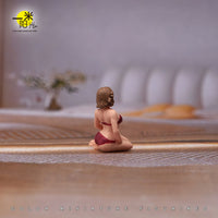 1/64 Kneeling Swimsuit Girl Miniature Scene Hand-Painted Resin Figure