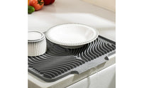 Heat Resistant Sloped Draining Tray Easy to Clean Silicone Dish Drying Mat Multi-Purpose Kitchen Counter Draining Pad for Bar