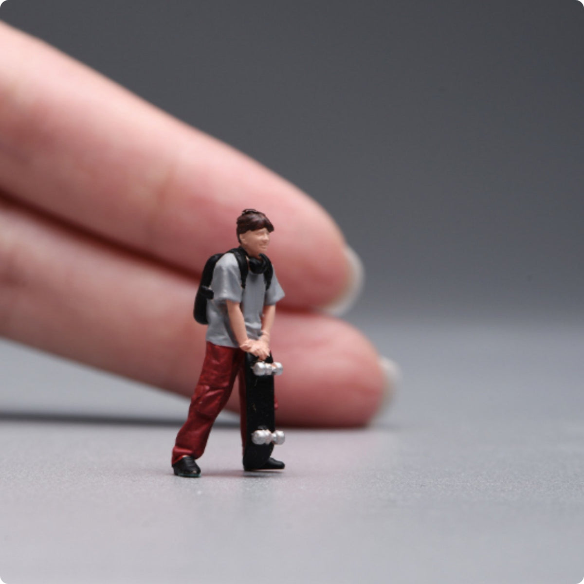 1/64 Skateboarder Figurine Realistic 1/64 Scale Figure High Detail Diorama Prop for Hobbyists