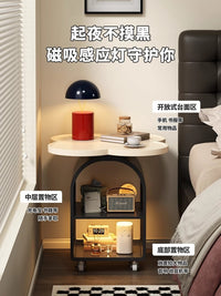 床头柜简约现代卧室家用小户型床边柜创意角几奶油风收纳置物架 【四叶草】原木色木板+黑架【感应灯+万向轮】