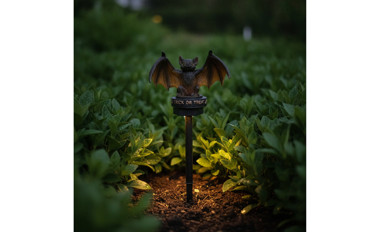 Sun-Powered Lamp Lantern with Nocturnal Creature Figure Halloween Solar Nocturnal Creature Stake Light Spooky Decor for Homeowners, Decorators
