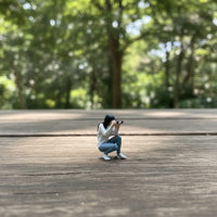 1/64 Miniature Girl with Camera Mini Crouching Girl Figurine Desktop Figurines for Dioramas, Tabletop Photography