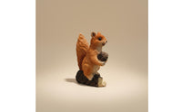 Resin Squirrel Ornament True-to-Life Resin Squirrel Ornament Playful Garden Decor for Display