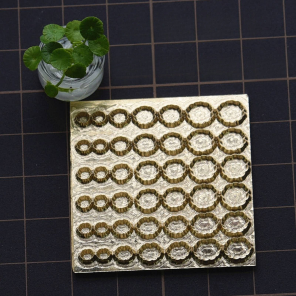 Metal Cutting Dies Textured Metal Cutting Die Gold-Toned Tool for Crafters, Card Making