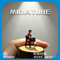 1/64微缩仿真人偶模型树脂涂装成品小人坐姿拿饮料女玩具摆件