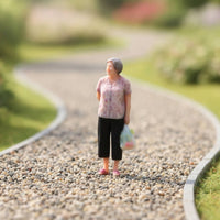 1/64 Scale Miniature Figure with Grocery Bag Painted Miniature Shopper Figure 3D Printed Realistic for Hobbyists, Collectors, Model Street Scenes, Dioramas, Tabletop Layouts