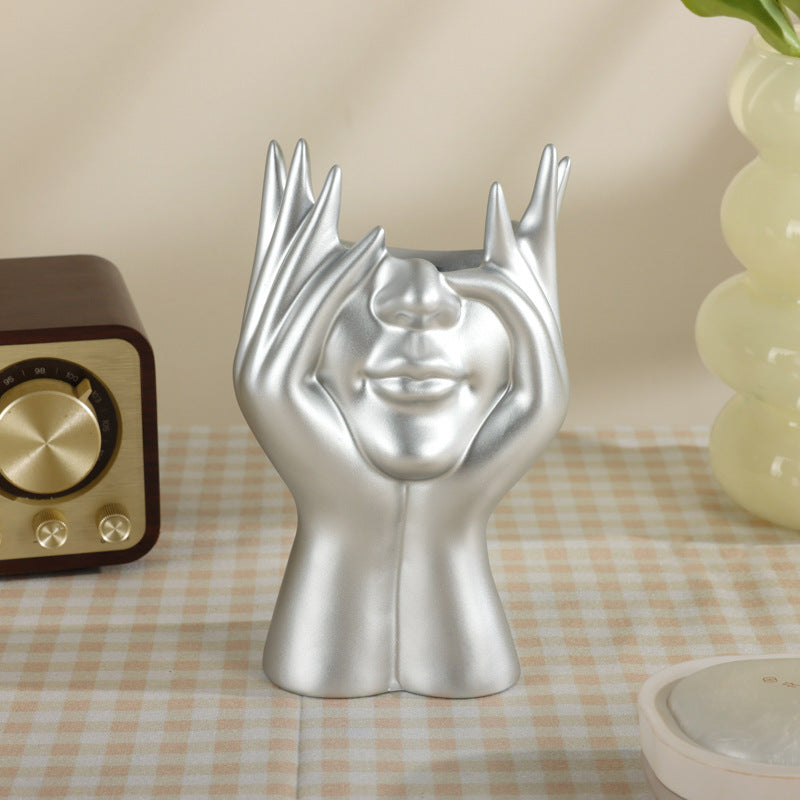 Silver / Holding Face