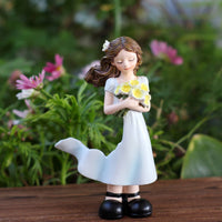 Girl Holding Flowers Figurine Artisanal Appearance Resin Girl Statue Decorative Sculpture for Windowsill