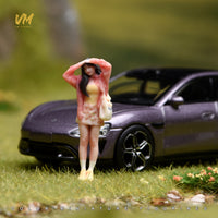 VM 1/64抬手遮阳女生微缩人偶 微缩场景模型搭配3D彩色打印小人偶