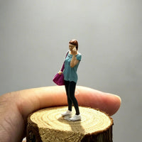 Backpack Phone-Calling Woman Figurine Model Decoration 1:64 Female Figurine Display Piece 1/64 Scale Figure High Detail