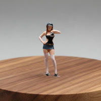 1/64 Scale Woman Model Fine Workmanship Photographer Figurine Miniature Realistic Pose Mini People Figurine for Collectors