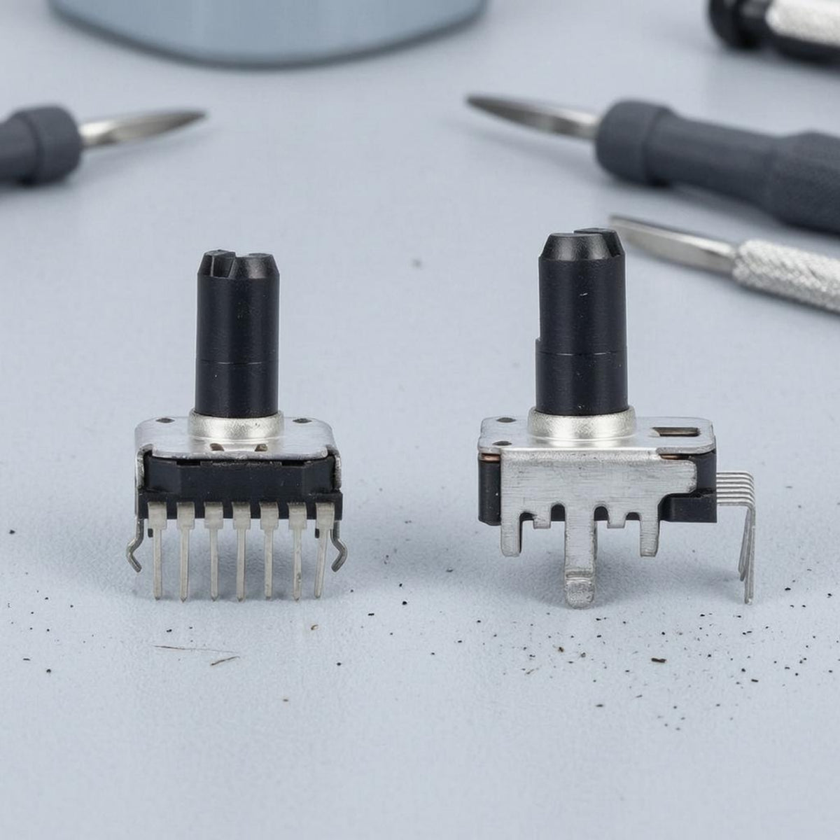 Silver Metal Housing Volume Potentiometer Cylindrical Through-Hole Potentiometer Black Shaft Volume Knob for Music Instruments, Keyboard