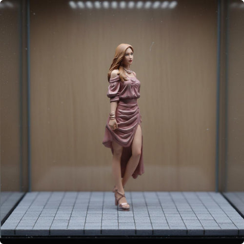 1/24 Walking Girl Figurine High Detail Resin Miniature Figurine