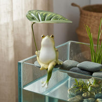 Garden Frog Statue Leaf Umbrella Frog Ornament Home Decor Outdoor Indoor Decorative Object Green Cream Finish for Balcony, Patio