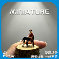 1/64微缩仿真人偶模型树脂涂装成品小人坐姿拿饮料女玩具摆件