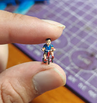 EZ 1/64骑车小孩人偶 童车微缩场景摆件