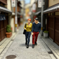 1:64 Miniature Couple Figurine Freestanding Resin Couple Statue Gift Idea Mini Resin Figurines for Desk