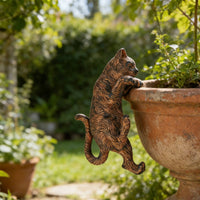 Climbing Cat Figurine Playful Design Climbing Cat Statue 3D Detailed Craft Flower Pot for Gardeners, Balcony, Patio, Bookshelf