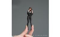 1/18 Female Figurine Textured Miniature with Phone Sturdy Miniature Phone for Desk Decor