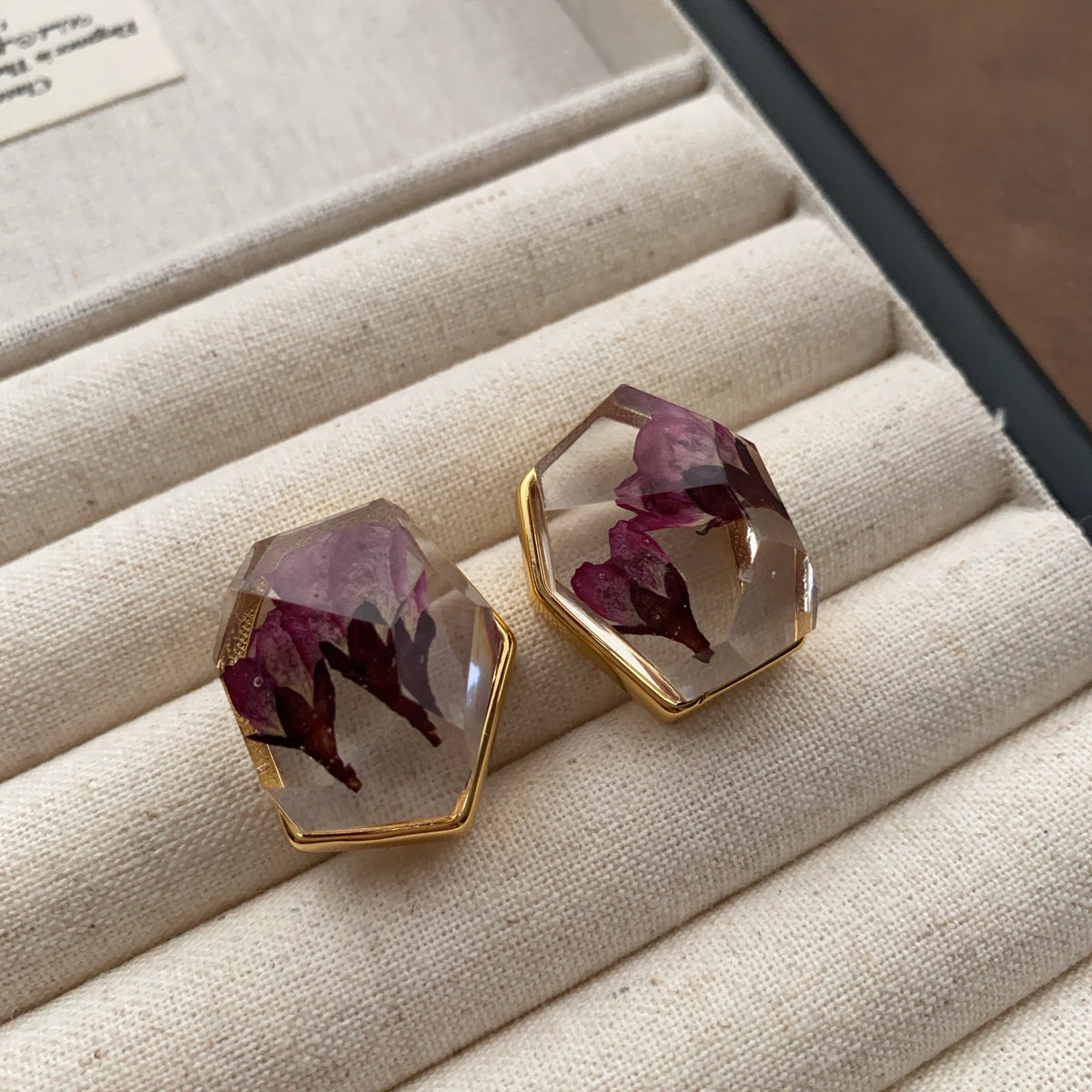 New European & American Dried Flower Resin Stud Earrings for Women, Fashionable Everyday Retro Jewelry