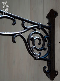 Cast Iron Wall-Mounted Plant Hanger Bracket for Garden & Patio Decor, Lantern Hook