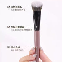 Angled Blush Brush for Contouring and Setting Makeup, Portable Cosmetic Tool for Professionals