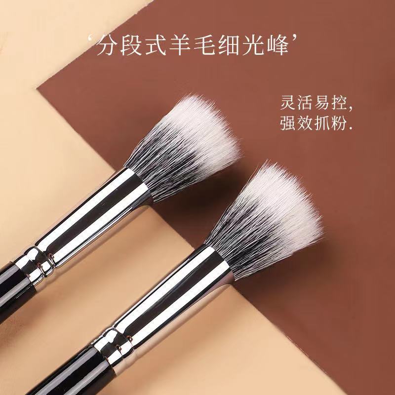 Duo-Fiber Stippling Blush Brush for Seamless Makeup Application