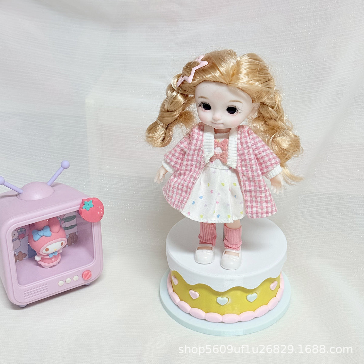 3D Printed Doll Display Stand with Cream Cake Base and Heart Design for 1/8 to 1/12 Scale Dolls