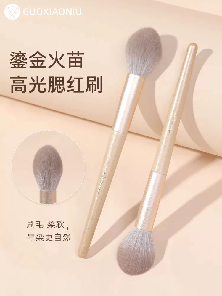 Guo Xiaoniu Super Soft Gilded Flame Highlight Brush for Face and Cheek