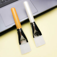 Large Facial Mask Brush with Soft Bristles and Wooden Handle for Beauty Spa and DIY Mask Application