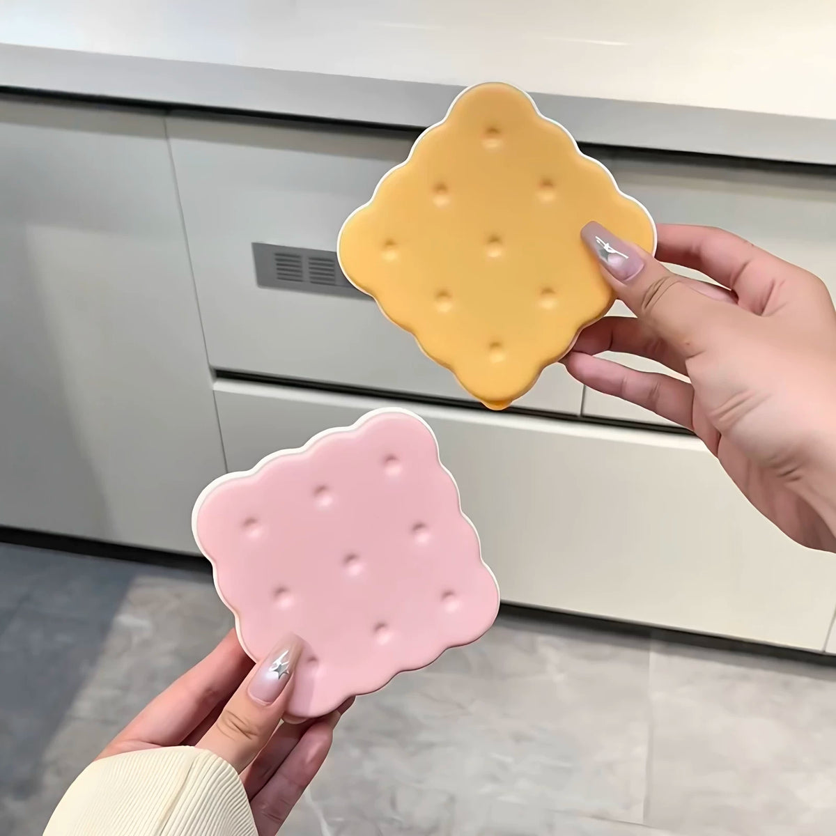 Creative 9-Grid Silicone Ice Cube Tray with Lid, Food-Grade Stackable Ice Box for Home Use, Biscuit Shape Ice Mold
