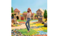 1/18 Scale Female Figurine Realistic Resin Miniature Expressive 1/18 Scale Female Figurine with Cropped Pants for Hobbyists