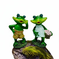 2 Pieces Creative Gift Garden Frog Sculpture Set Whimsical Design Cute Frog Couple Decor Weather Resistant for Couples, Outdoor, Yard, Patio