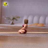 1/64 Kneeling Swimsuit Girl Miniature Scene Hand-Painted Resin Figure